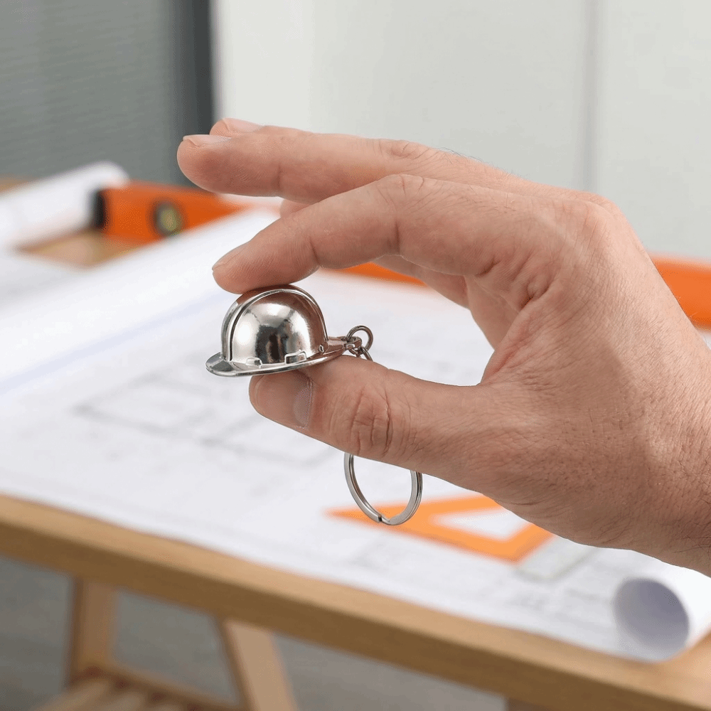 Heavy Equipment Keychain - พวงกุญแจหมวกนิรภัยตลกๆ ดีไซน์สร้างสรรค์ ของตกแต่งกระเป๋า ของที่ระลึกมิตรภาพ จี้ห้อยกระเป๋าเป้